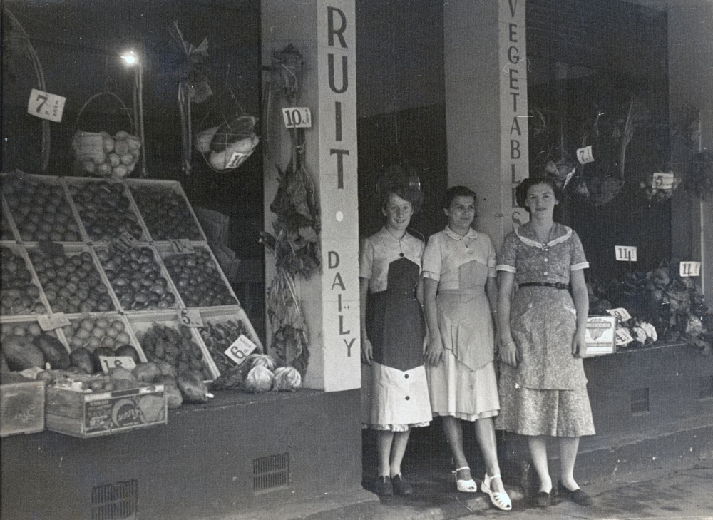 Staff in front of Ipswich Fruit Mart, 124 Brisbane Street, Ipswich 1952-1953