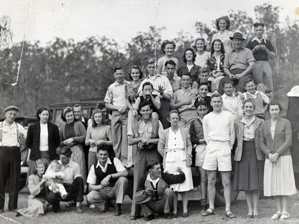 Members of the Thistles Men's and Ladies Hockey Club, with families, at Colleges Crossing, Chuwar, Ipswich, 1949