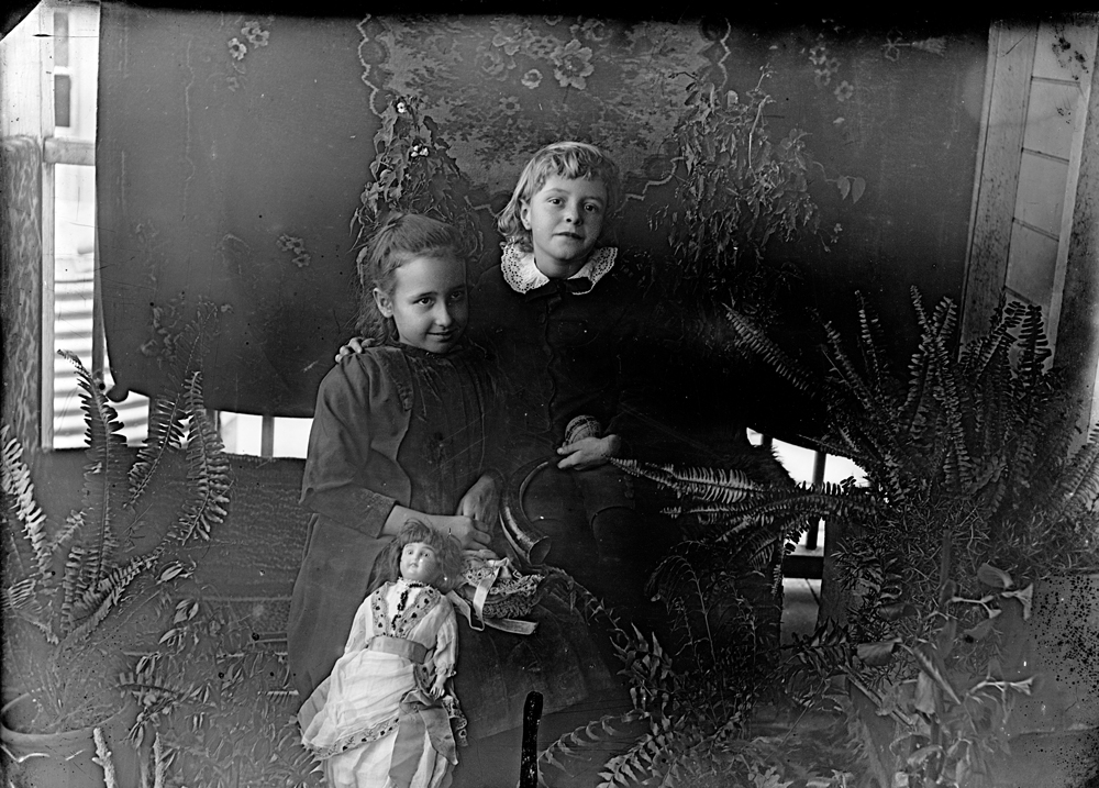 Laura Lydia (Doll) Taylor, with friend, Ipswich, c1890