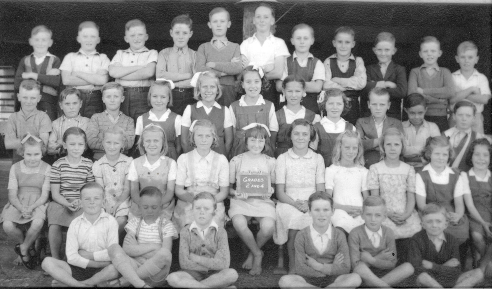 Marburg Rural School students, Grades 2 and 4, Marburg, Ipswich, 1949