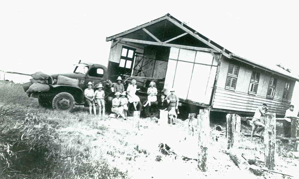 Moving Tallegalla Methodist Hall, Tallegalla, Ipswich, 1948