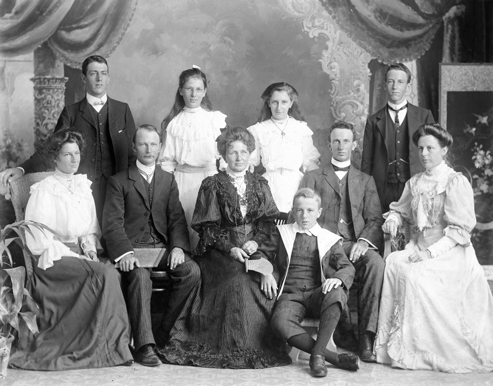 Unidentified family group, Ipswich, 1910s