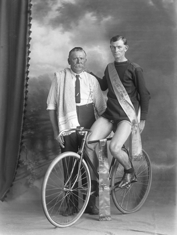 W.M.C.C Champion, J. Geiseman with trainer, Ipswich, 1923