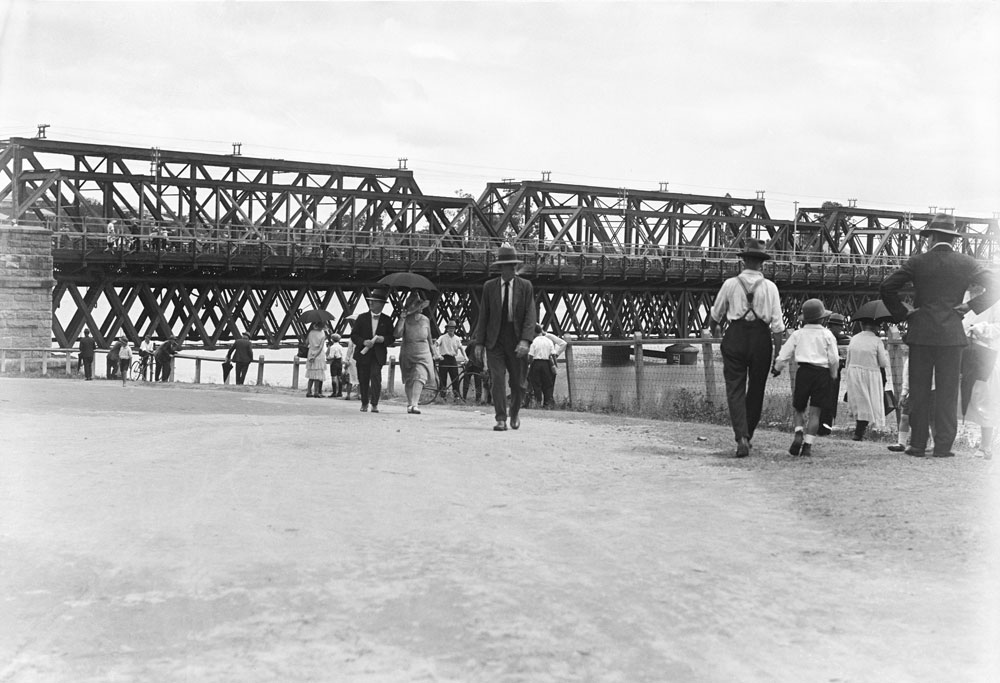 Bremer Bridge during flood, Ipswich, 1930s