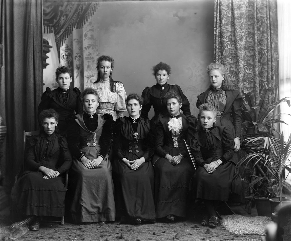 Group of young women, Ipswich, c.1898