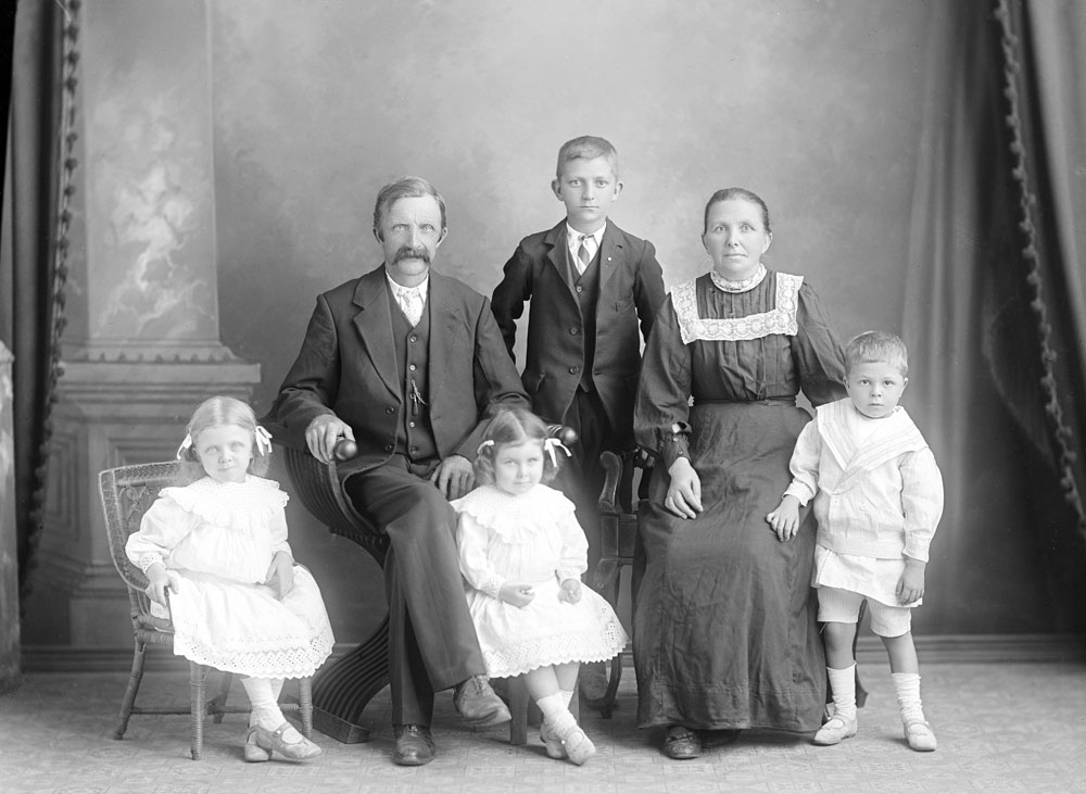 Formal portrait of the Anderson  family, Ipswich, 1900s