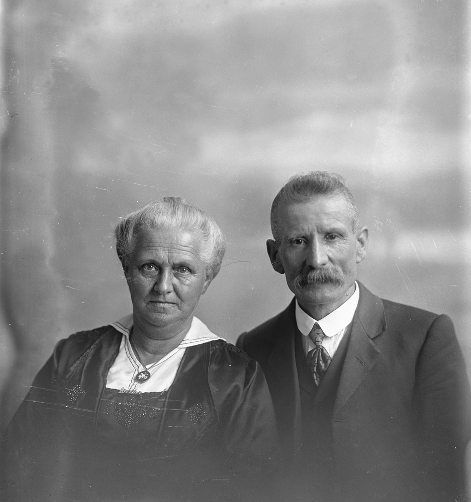 Portrait of Jonathan and Jane Sheilds (nee Layt), c.1910