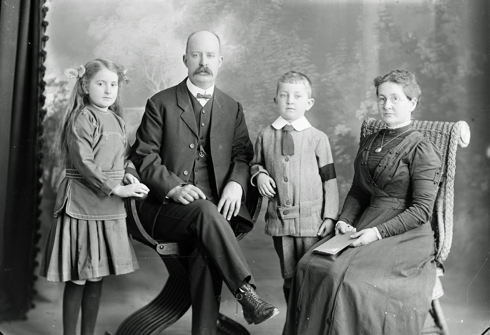 Portrait of an unknown family, Ipswich, 1910s