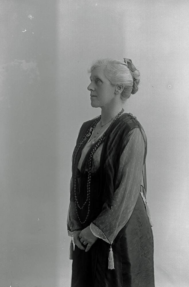 Believed to be Esther Evelyn Outridge (nee Foote), Ipswich, 1920s
