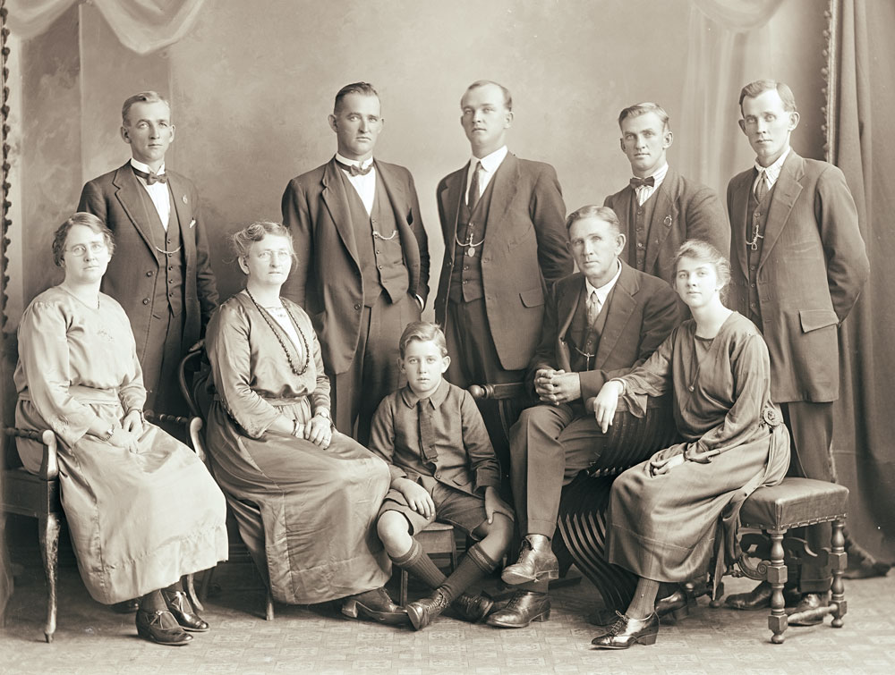 Unidentified family group, Ipswich, 1910s