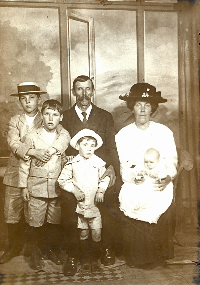 Stallard family, their first summer in Australia, at Yamnato (Churchill), Ipswich, 1915