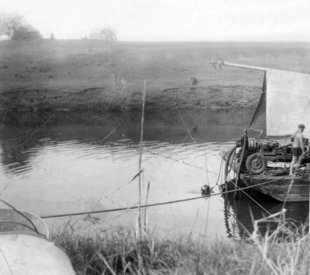 Laying sewerage pipes across the Bremer River, Ipswich, 1950
