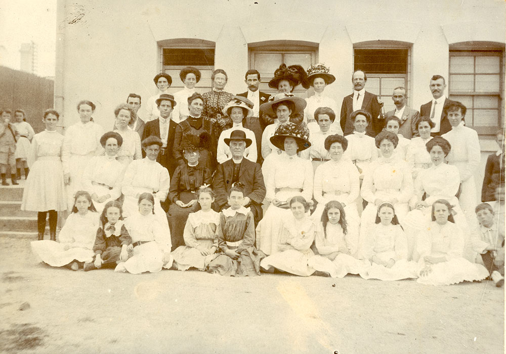 Unidentified group of  people with Father Andrew Horan, Ipswich area, c.1900