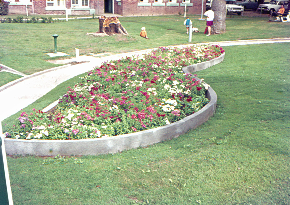 Garden at Soldiers Memorial Hall, 63 Nicholas Street, Ipswich, 1973