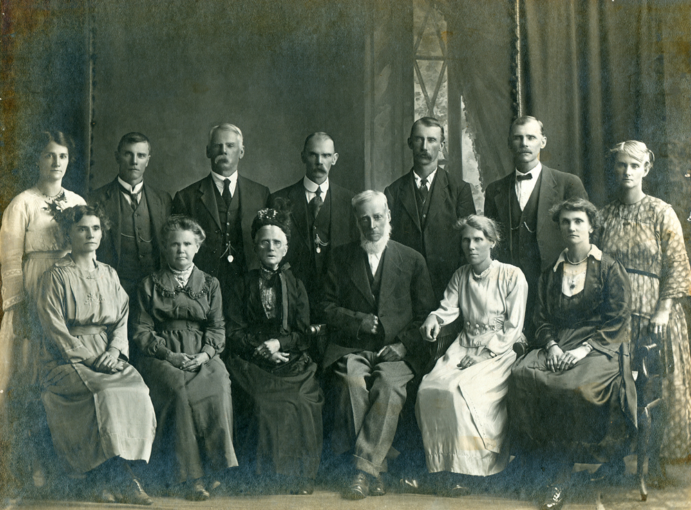 Charles and Mary Freeman (nee Waters) and family, Ipswich, c. 1918