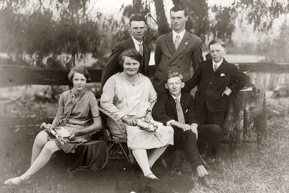 Margaret Embrey with her five children, Ipswich, c.1930