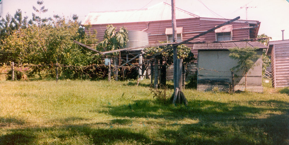 Rotary clothes hoist made in the 1920s at J W Evans farm near Rosewood, Ipswich, 1982