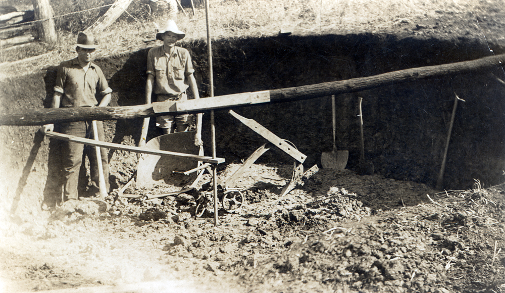 Miners building a silo on the Evans farm during the coal strike, Tallegalla, near Rosewood, Ipswich, 1938