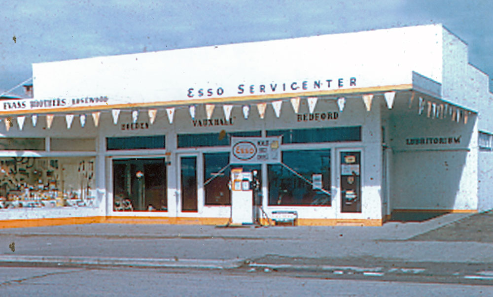 Evans Brothers' garage, Rosewood, Ipswich, 1960