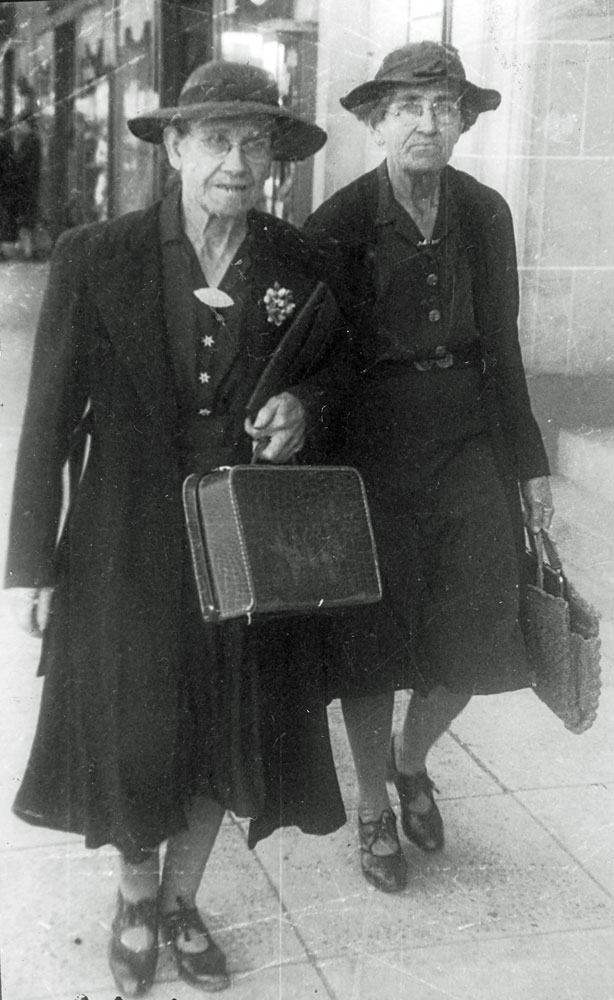 Sisters, Edna and Daisy Richards, Ipswich, mid 1940s