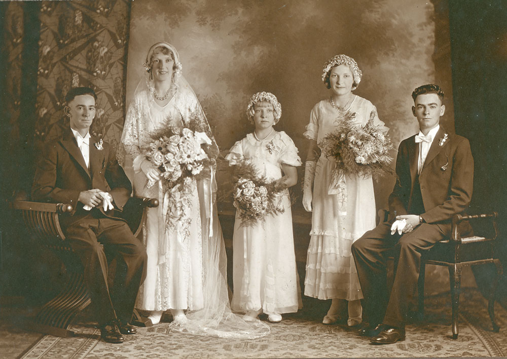 Bridal party of Albert Edward and Charlotte Annie Markcrow (nee Loose), Ipswich, 1933