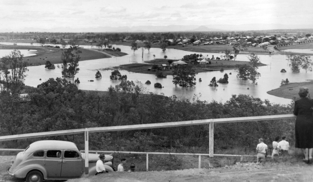 Flood waters from Denmark Hill towards One Mile bridge, Ipswich, 1947