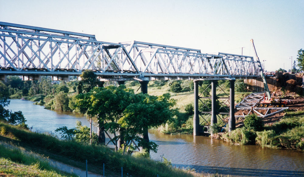 Demolition of railway bridge over Bremer River, Ipswich, 1988