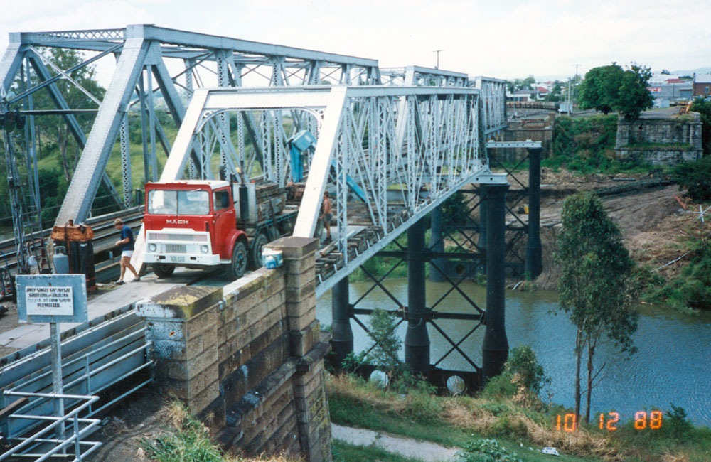 Demolition of railway bridge over Bremer River, Ipswich, 1988