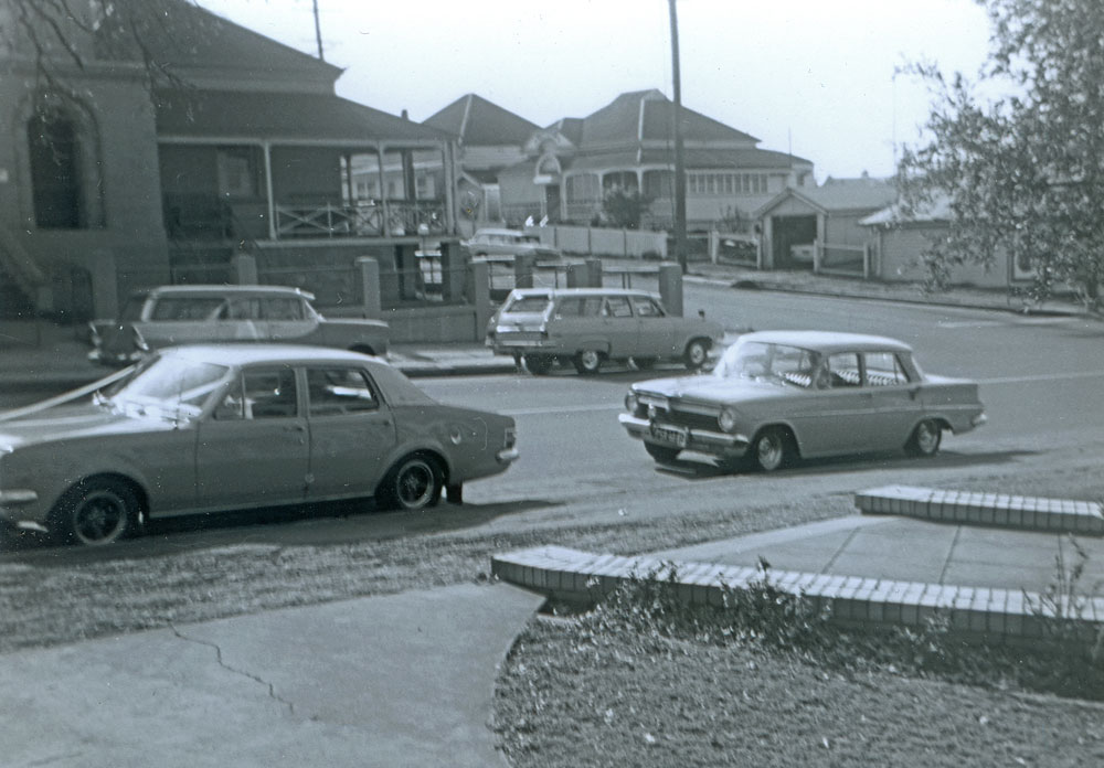 Holdens in front of the old Ipswich Courthouse on the corner of Roderick and East Streets, Ipswich, 1959