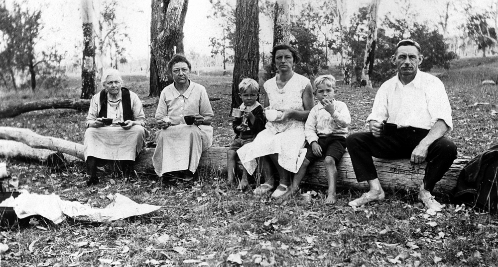 Castle family picnicking in the Redbank area, Ipswich, c.1920