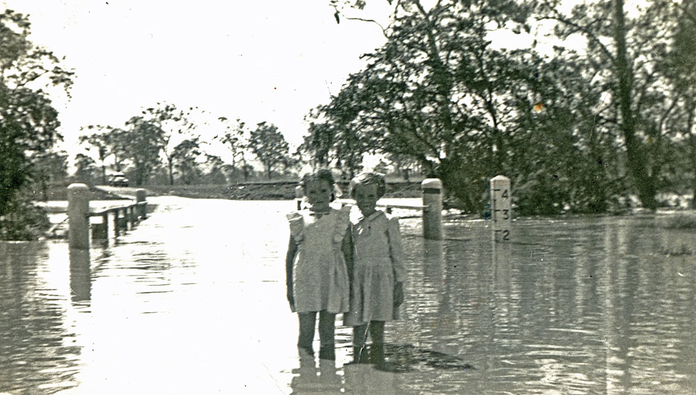 Seven Mile Bridge, Ipswich-Rosewood Road, in flood, Rosewood, Ipswich 1946