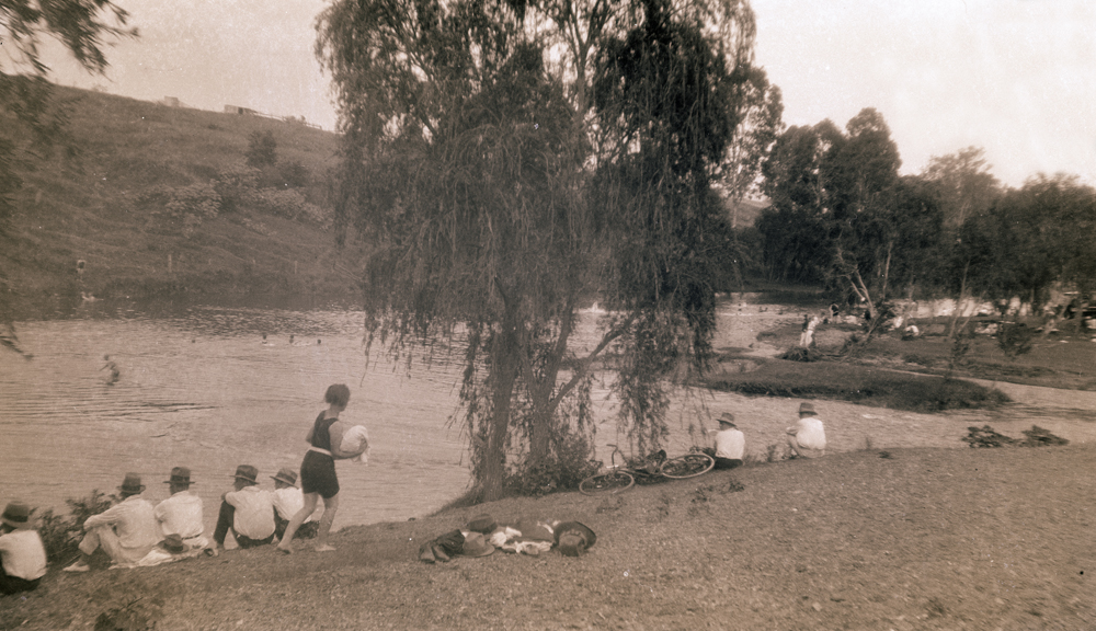 Picnic day at Colleges Crossing, Ipswich, 1920s