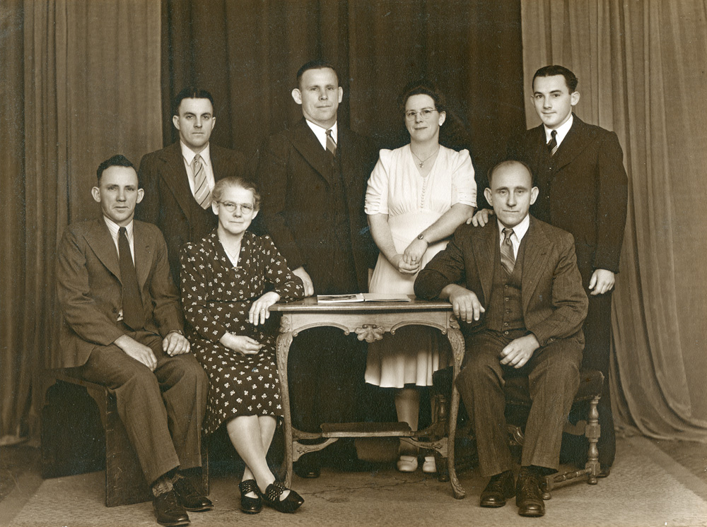 Rossiter family of Kholo, Ipswich, 1940s