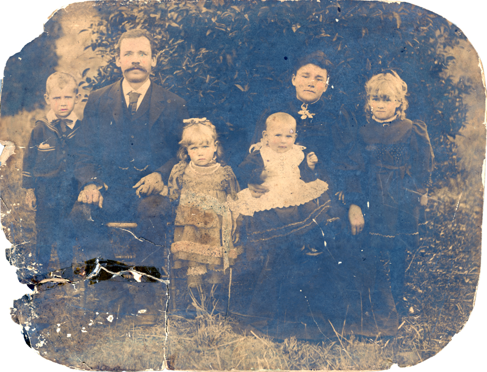 Jacob and Margaret Surawski (nee Schicotski) and family, Ipswich area, 1897