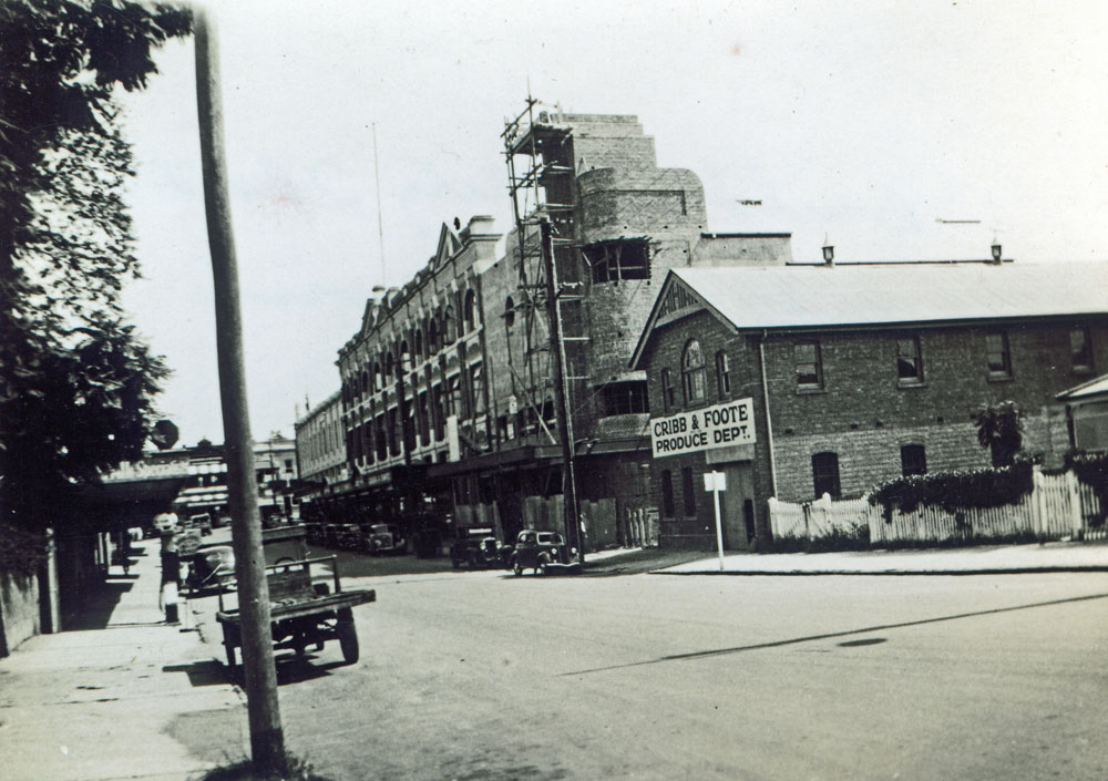 Building the Ritz Theatre in Bell Street, Ipswich, 1940