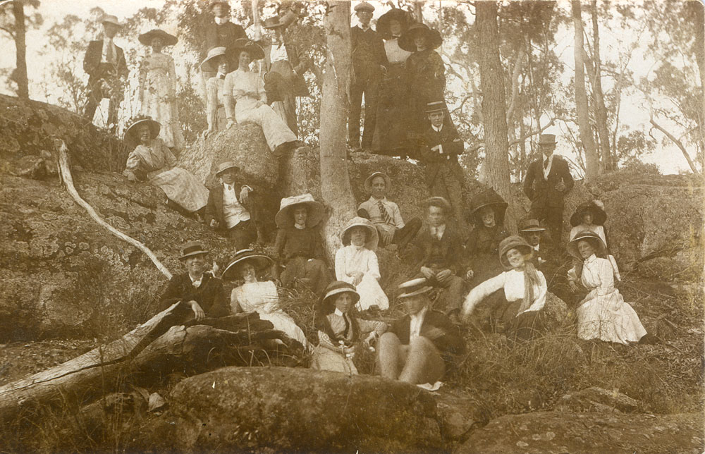 Group of people at Dinmore Rocks, Ipswich, 1909