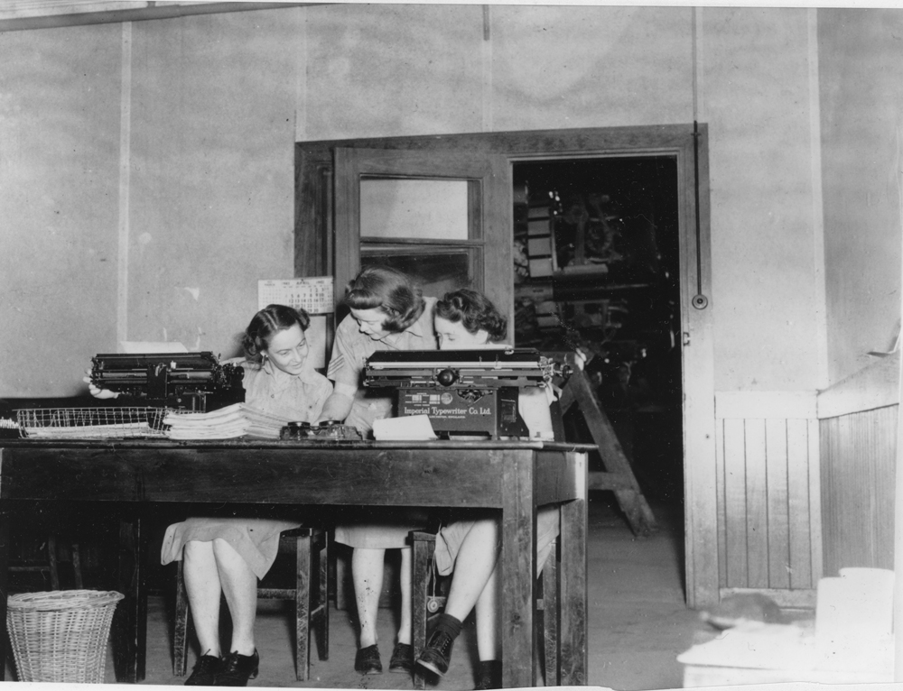 Typing school during the Second World War with members of No. 3 Aircraft Depot of the Amberley Airbase, 1943