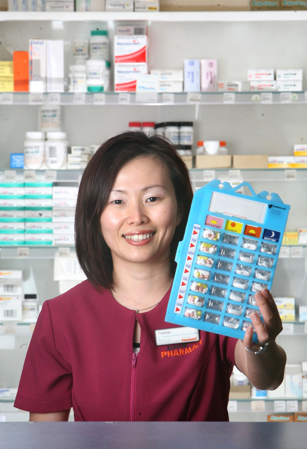 Pharmacist Pauline Ng with the new medication distribution tool for old people, January 2008