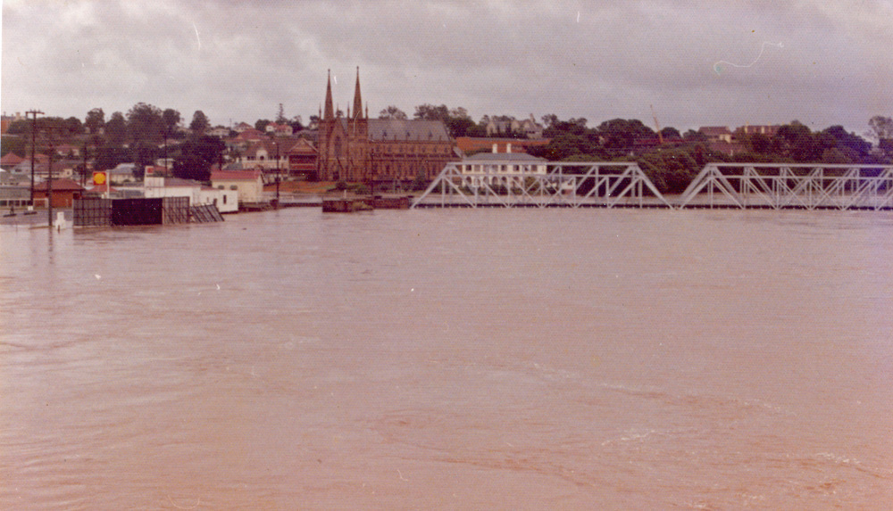 Railway Bridge, Ipswich, during flood, 1974