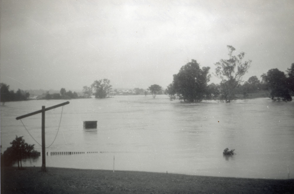 One Mile, Ipswich from Tiger Street, Sadliers Crossing, during flood of 1974