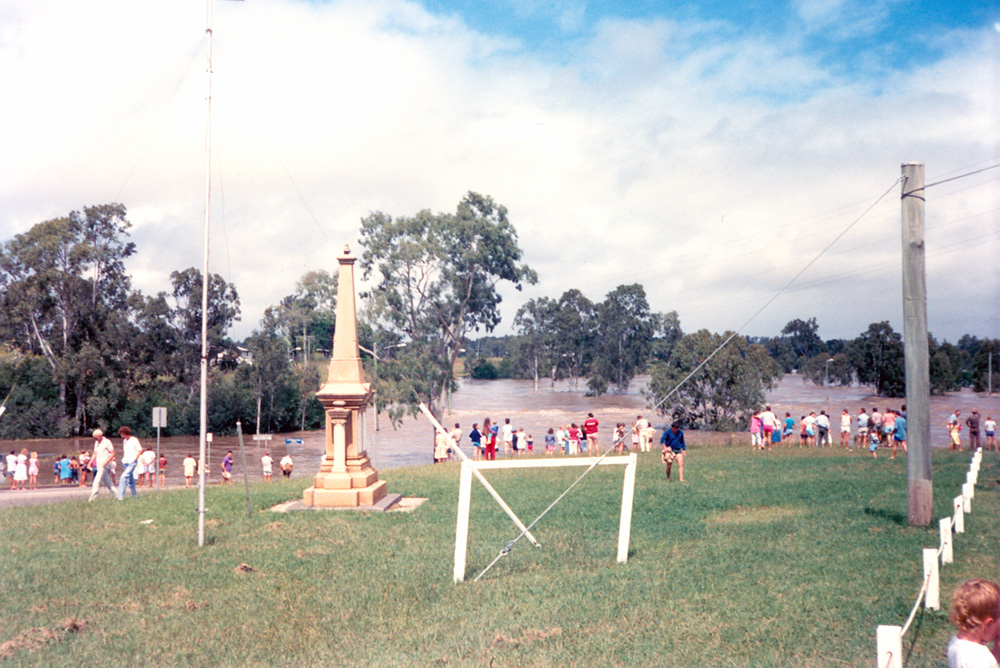 One Mile Bridge, Ipswich, in flood 1988