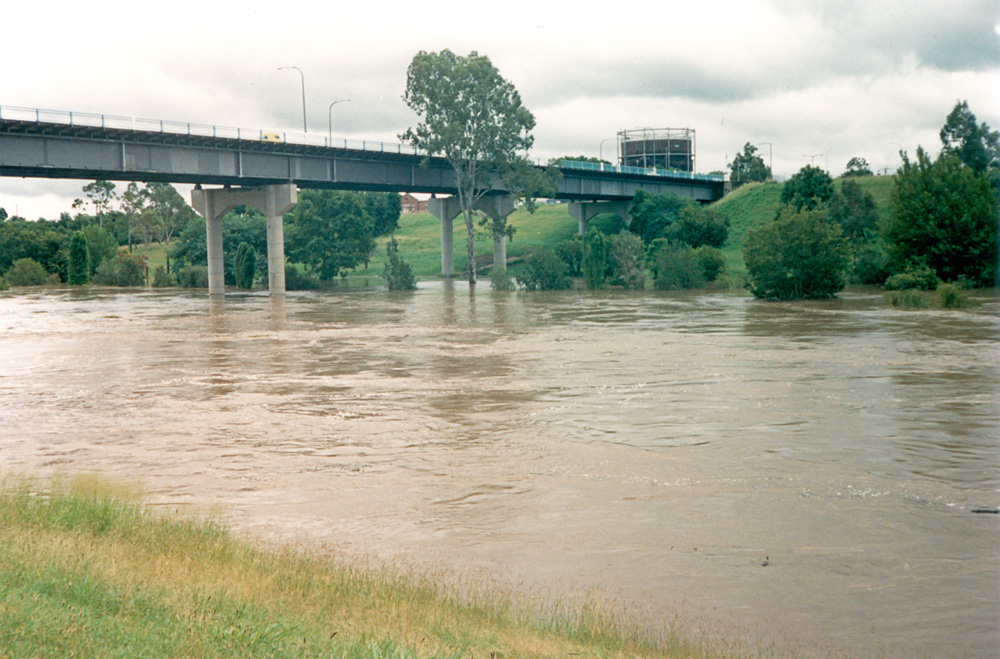 David Trumpy Bridge, Bremer River, Ipswich, in flood, 1988