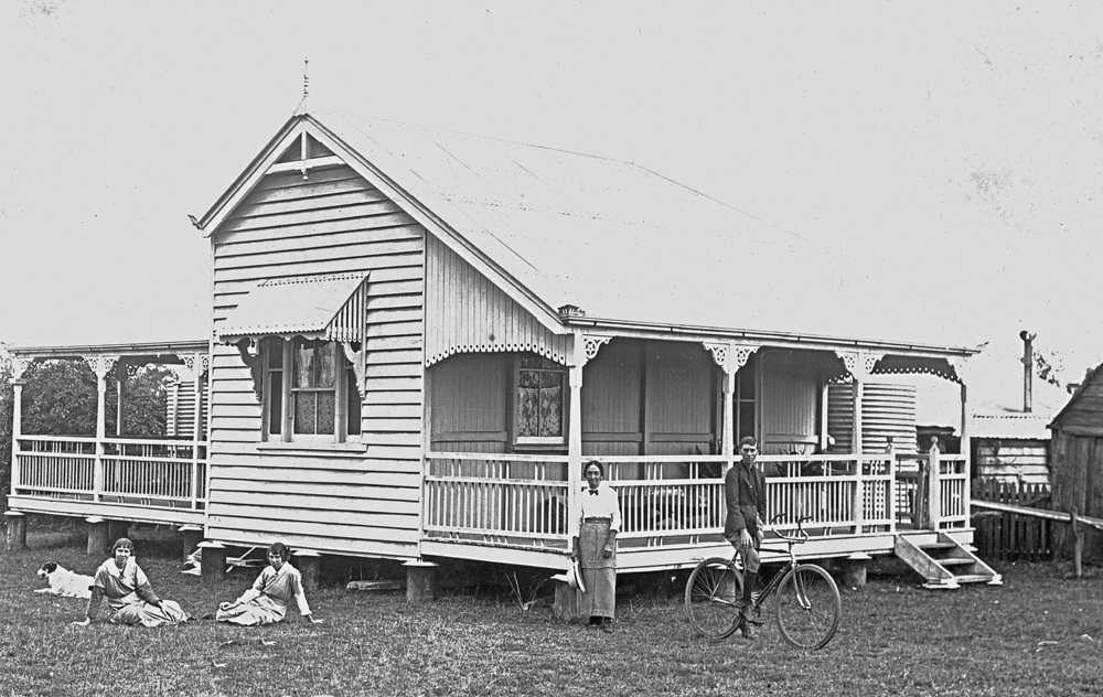 Postcard of house at Amberley, Ipswich, owned by the Elliott family, c.1900s