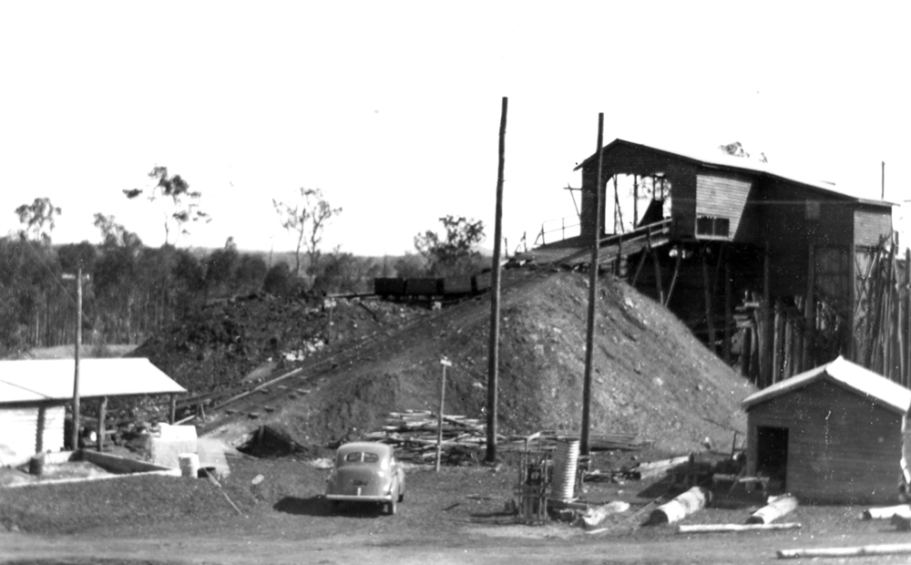 Overall view of pit head at Westfalen Mine No. 2, Dinmore, Ipswich, late 1940s