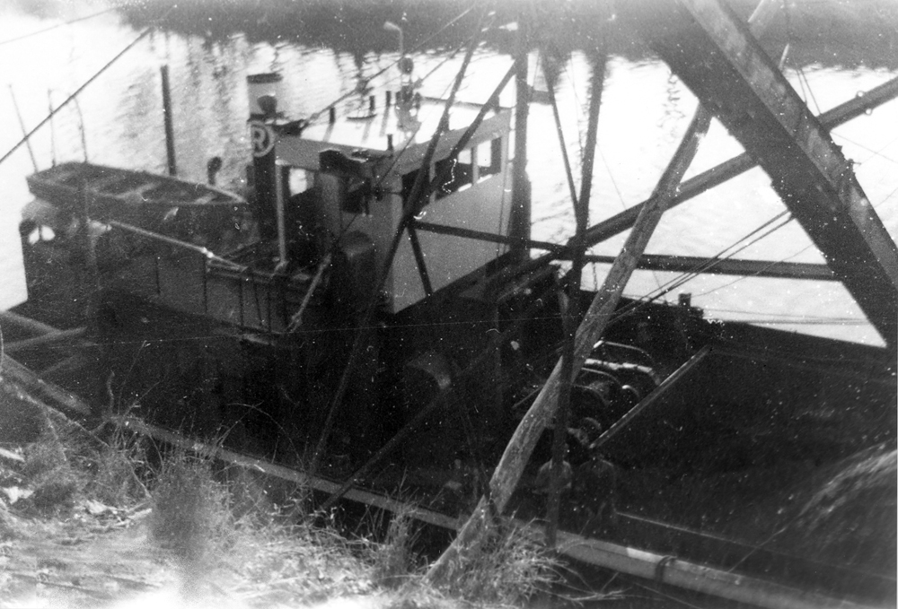Original chute loading barge, Bremer (boat), at Westfalen Mine No. 2, loading dock, Dinmore, Ipswich, 1952