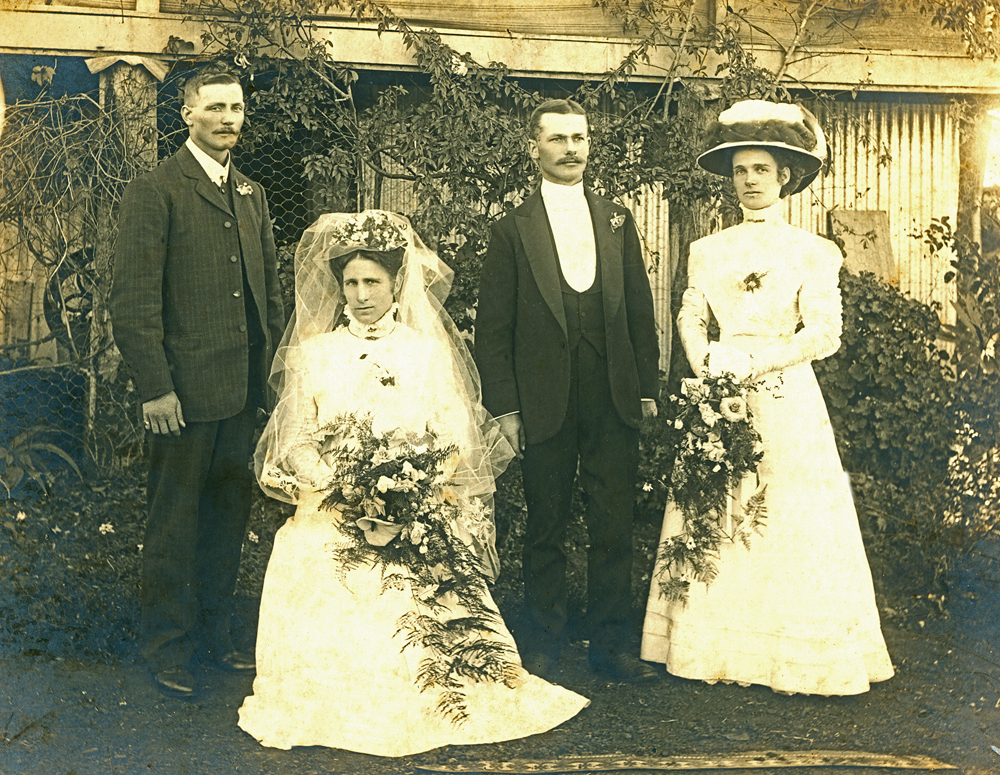 Bridal party of Ruth Lyon and Charlie Lederhose, Marburg, Ipswich, 1909