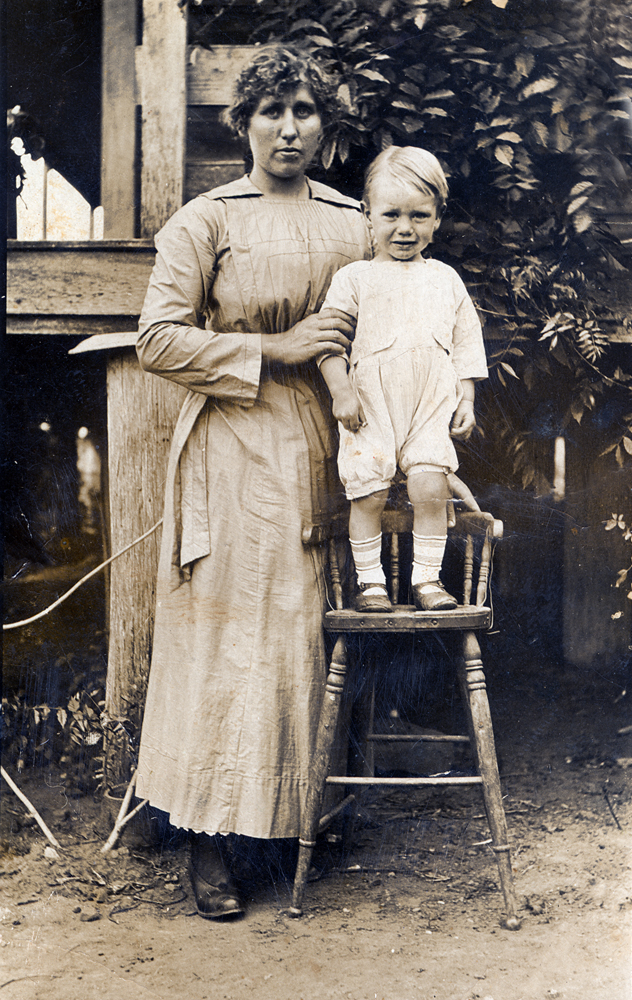 Hilda Cornelia Lyon and son, Leonard, Marburg, Ipswich, c.1919