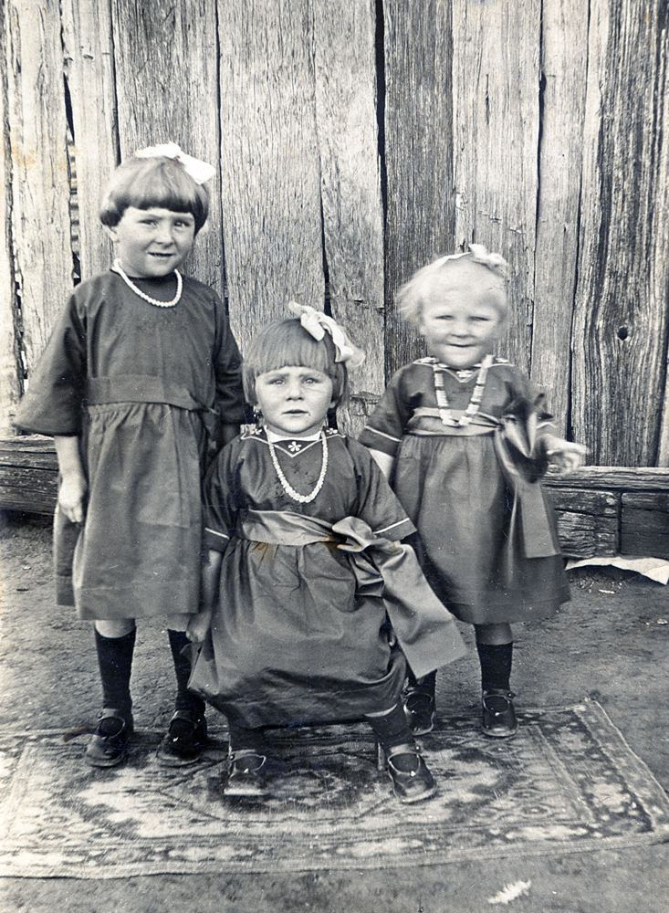 Dora, Melba and Gladys Lukritz,  Mt. Tarampa,  near Ipswich, c.1924