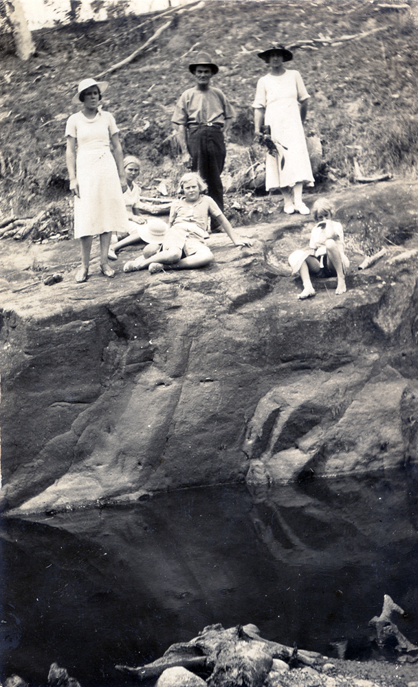 Members of Lyon Family of Marburg, with friends, near Peak Crossing, near Ipswich, c.1937