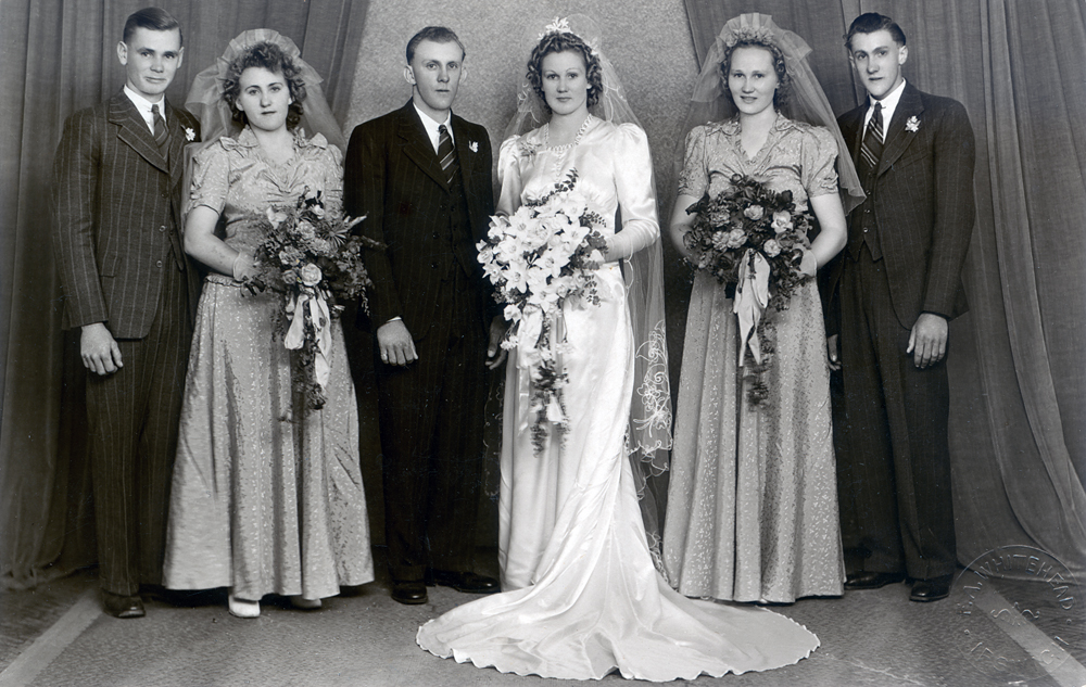 Bridal party of Wes and Una (nee Lyon) Smallwood, Ipswich, 1946